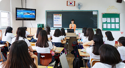 해양 쓰래기 수거하는 사진