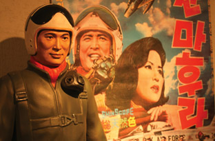 신영 영화사박물관 빨간 마후라 마네킹 과 포스터